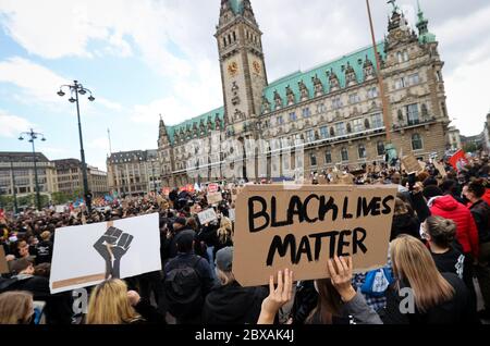 Hamburg, Germany. 06th June, 2020. Participants of a demonstration against racism and police violence protest with a sign with the inscription 'Black Lives Matter' on the town hall market. Instead of the announced 500 participants, more than 11,000 demonstrators took part in the demonstration at the time of the recording, according to the police. The trigger was the violent death of US-American George Floyd during a police operation in Minneapolis. Credit: Christian Charisius/dpa/Alamy Live News Stock Photo