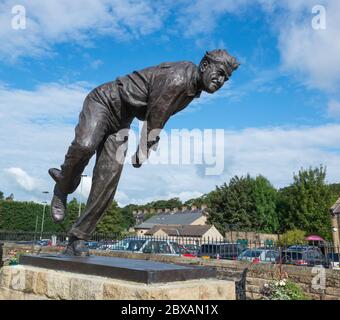 Bronze statue of Fred Trueman, the famous Yorkshire cricketer in the Canal Basin at Skipton, North Yorkshire Stock Photo