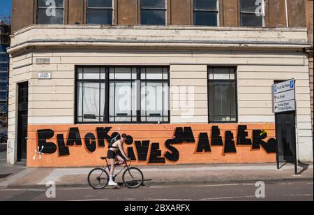 Glasgow, Scotland, UK. 6th June, 2020. Graffiti writing on the wall of a building on Clyde Street saying Black Lives Matter. Credit: Skully/Alamy Live News Stock Photo