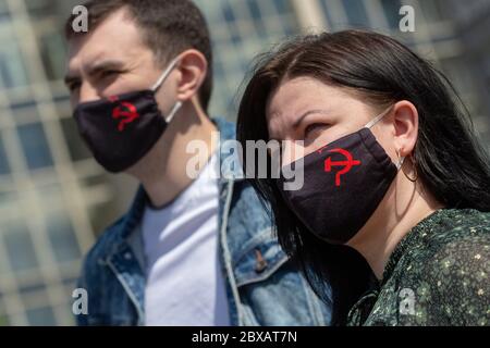Moscow, Russia. 6th of June, 2020 Young members of the Communist party in protective face masks on Tverskaya square during the laying of flowers at the monument to Alexander Pushkin in the center of Moscow during the novel coronovarus COVID-19 epidemic in Russia and the poet's birthday Stock Photo