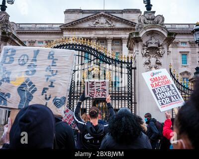 London, UK. 6th June, 2020. Protestors gather outside Buckingham Palace during the Black Lives Matter Protest in London on the 6th June 2020, In memory of George Floyd who was killed on the 25th May while in police custody in the US city of Minneapolis. Credit: Yousef Al Nasser/Alamy Live News. Stock Photo