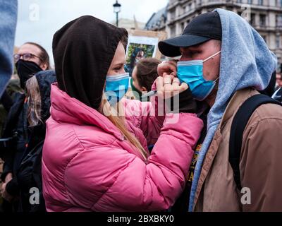 London, UK. 6th June, 2020. A protestor writes on the face mask of another protestor during the Black Lives Matter Protest in Parliament Square in London.  In memory of George Floyd who was killed on the 25th May while in police custody in the US city of Minneapolis. Credit: Yousef Al Nasser/Ģ����ý Live News. Stock Photo
