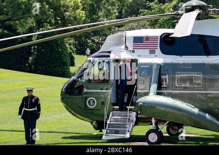 Washington, United States Of America. 30th May, 2020. President Donald J. Trump gives a fist pump as he boards Marine One on the South Lawn of White House en route to Joint Base Andrews, Md. Saturday, May 30, 2020, to begin his trip to Cape Canaveral, Fla. People: President Donald Trump Credit: Storms Media Group/Alamy Live News Stock Photo
