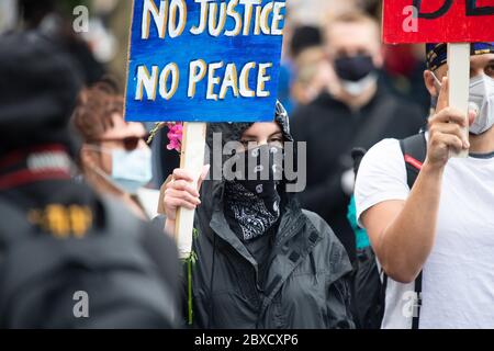 MANCHESTER, UK. June 6th A large scale Black Lives Matter protest in Manchester's Piccadilly Gardens. The mass demonstration went ahead, despite concerns over social distancing and a reportedly rising r-number in the North West. Saturday 6th June 2020 (Credit: Pat Scaasi | MI News) Credit: MI News & Sport /Alamy Live News Stock Photo