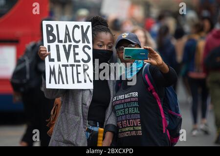 MANCHESTER, UK. June 6th A large scale Black Lives Matter protest in Manchester's Piccadilly Gardens. The mass demonstration went ahead, despite concerns over social distancing and a reportedly rising r-number in the North West. Saturday 6th June 2020 (Credit: Pat Scaasi | MI News) Credit: MI News & Sport /Alamy Live News Stock Photo