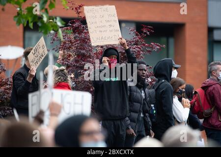 MANCHESTER, UK. June 6th A large scale Black Lives Matter protest in Manchester's Piccadilly Gardens. The mass demonstration went ahead, despite concerns over social distancing and a reportedly rising r-number in the North West. Saturday 6th June 2020 (Credit: Pat Scaasi | MI News) Credit: MI News & Sport /Alamy Live News Stock Photo
