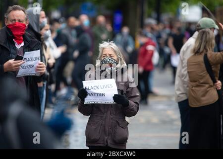 MANCHESTER, UK. June 6th A large scale Black Lives Matter protest in Manchester's Piccadilly Gardens. The mass demonstration went ahead, despite concerns over social distancing and a reportedly rising r-number in the North West. Saturday 6th June 2020 (Credit: Pat Scaasi | MI News) Credit: MI News & Sport /Alamy Live News Stock Photo