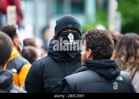MANCHESTER, UK. June 6th A large scale Black Lives Matter protest in Manchester's Piccadilly Gardens. The mass demonstration went ahead, despite concerns over social distancing and a reportedly rising r-number in the North West. Saturday 6th June 2020 (Credit: Pat Scaasi | MI News) Credit: MI News & Sport /Alamy Live News Stock Photo