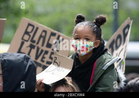 MANCHESTER, UK. June 6th A large scale Black Lives Matter protest in Manchester's Piccadilly Gardens. The mass demonstration went ahead, despite concerns over social distancing and a reportedly rising r-number in the North West. Saturday 6th June 2020 (Credit: Pat Scaasi | MI News) Credit: MI News & Sport /Alamy Live News Stock Photo