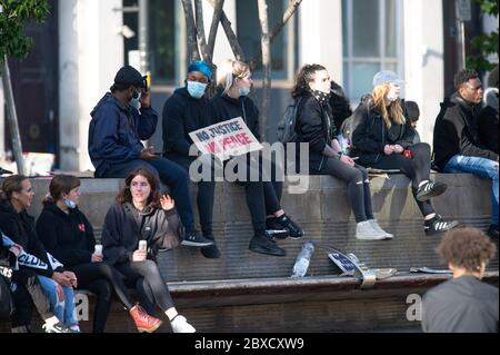 MANCHESTER, UK. June 6th A large scale Black Lives Matter protest in Manchester's Piccadilly Gardens. The mass demonstration went ahead, despite concerns over social distancing and a reportedly rising r-number in the North West. Saturday 6th June 2020 (Credit: Pat Scaasi | MI News) Credit: MI News & Sport /Alamy Live News Stock Photo