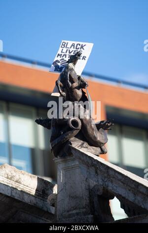 MANCHESTER, UK. June 6th A large scale Black Lives Matter protest in Manchester's Piccadilly Gardens. The mass demonstration went ahead, despite concerns over social distancing and a reportedly rising r-number in the North West. Saturday 6th June 2020 (Credit: Pat Scaasi | MI News) Credit: MI News & Sport /Alamy Live News Stock Photo