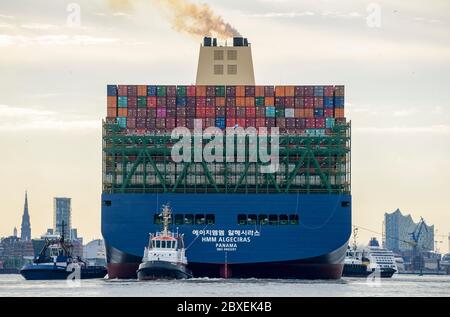 Hamburg, Germany. 07th June, 2020. The world's largest container ship 'HMM Algeciras' is entering the port of Hamburg on its maiden voyage. Credit: Axel Heimken/dpa/Alamy Live News Stock Photo