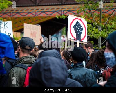 London, UK. 6th June, 2020. Protesters gather outside the American Embassy during the Black Lives Matter Protest in London.  In memory of George Floyd who was killed on the 25th May while in police custody in the US city of Minneapolis. Credit: Yousef Al Nasser/Alamy Live News. Stock Photo