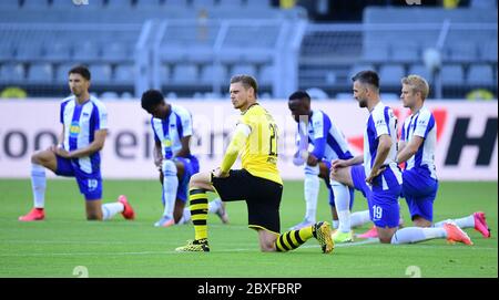 Borussia Dortmund - Hertha BSC Berlin players take a knee in protest following the death of George Floyd Stock Photo