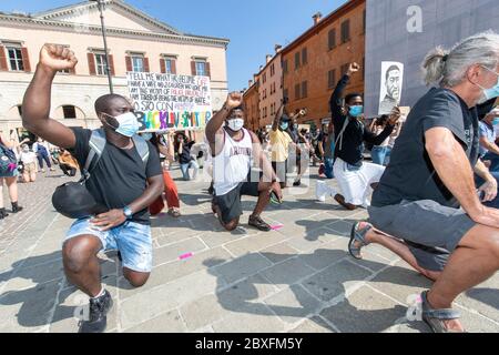 Ferrara, June 6, 2020. Flash mob for George Floyd, a black man killed by police in Minneapolis (Usa), in Ferrara, Italy. Credit: Filippo Rubin / Alamy Live News Stock Photo