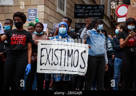 Barcelona, Spain. 07th June, 2020. BARCELONA, SPAIN-June 7, 2020. Protesters hold an anti-racism rally outside the Catalan Parliament. The demonstration was organized by the Black African and Afrodescendant Community in Spain (CNAAE) in response to the police killing of George Floyd in the United States. Credit: Christine Tyler/Alamy Live News Stock Photo