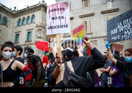 Barcelona, Spain. 07th June, 2020. BARCELONA, SPAIN-June 7, 2020. Protesters hold an anti-racism rally outside the Catalan Parliament. The demonstration was organized by the Black African and Afrodescendant Community in Spain (CNAAE) in response to the police killing of George Floyd in the United States. Credit: Christine Tyler/Alamy Live News Stock Photo