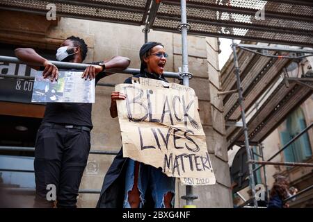 Barcelona, Spain. 07th June, 2020. BARCELONA, SPAIN-June 7, 2020. Protesters hold an anti-racism rally outside the Catalan Parliament. The demonstration was organized by the Black African and Afrodescendant Community in Spain (CNAAE) in response to the police killing of George Floyd in the United States. Credit: Christine Tyler/Alamy Live News Stock Photo