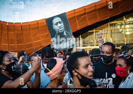 New York, United States. 06th June, 2020. Thousands joined New York City Public Advocate Jumaane in Brooklyn, where they knelt for 8 minutes, 46 seconds, the same amount of time George Floyd struggled to breathe. The eight minutes also signify the eight times Breonna Taylor was shot in her home by police in Kentucky back in March. There were no arrests. (Photo by Michael Nigro/Pacific Press) Credit: Pacific Press Agency/Alamy Live News Stock Photo