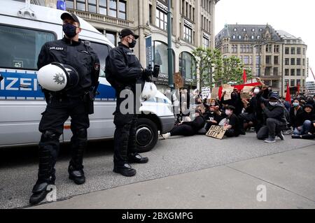 Hamburg, Deutschland. 06th June, 2020. Protesters at the 'Enough is Enough! - There can be no peace without justice! ' Protest rally on the Rathausmarkt. Hamburg, 06.06.2020 | usage worldwide Credit: dpa/Alamy Live News Stock Photo