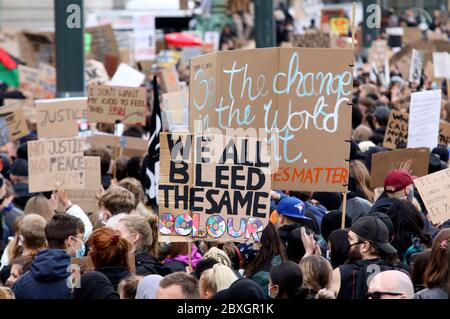 Hamburg, Deutschland. 06th June, 2020. Protesters at the 'Enough is Enough! - There can be no peace without justice! ' Protest rally on the Rathausmarkt. Hamburg, 06.06.2020 | usage worldwide Credit: dpa/Alamy Live News Stock Photo