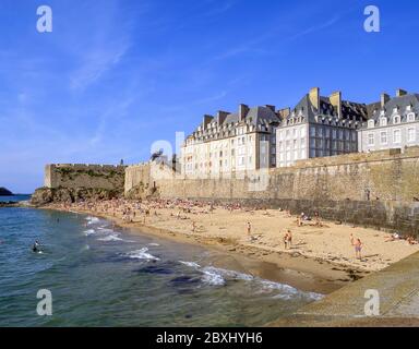 City walls and beach, Saint-Malo, Ille-et-Vilaine, Brittany, France Stock Photo