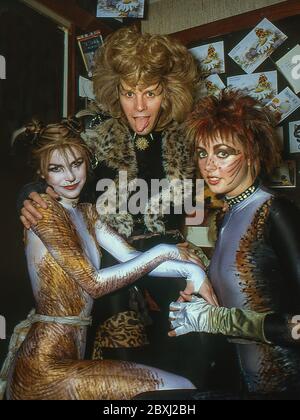Members of the original cast of the Cats musical backstage at the New London Theatre in 1981.Left Finola Hughes (Victoria),Paul Nicholas (Rum Tum Tugg Stock Photo