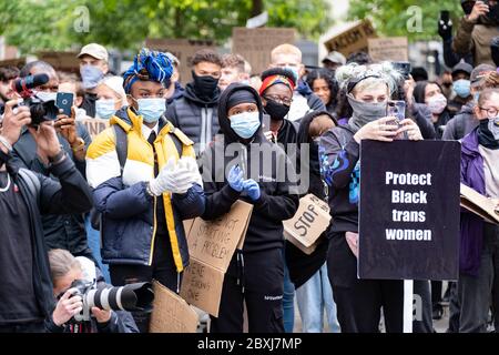 Manchester, UK. 7th June, 2020.. Thousands of peaceful protesters come out en mass as part of The Black Lives Matter movement in Manchester city center. Credit:  Gary Mather/Alamy Live News Stock Photo