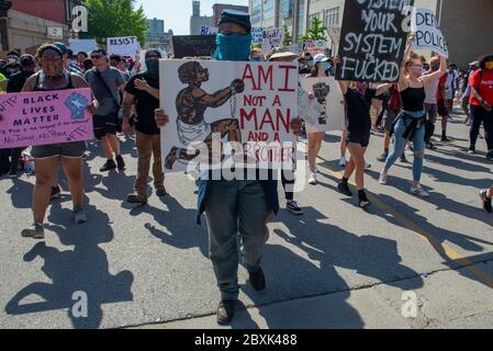 Saint Louis, Missouri, USA. 7th June, 2020. A man dressed as a Civil War era Union soldier joins over a thousand people marching in protest against police brutality in St. Louis, Missouri. Credit: James Cooper/ZUMA Wire/Alamy Live News Stock Photo