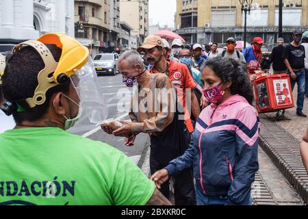 Members of 'Jesús Pescador de Hombres' foundation giving food aid in the centre of Cali. The organisation prepares and distributes hundreds of daily m Stock Photo