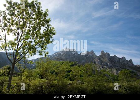 blick von sotres auf den gebirgszug um den pico cortes im nationalpark picos de europa Stock Photo