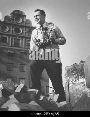 Eliot Elisofon. 1911-1973. American documentary photographer and photojournalist. From 1942 to 1964 he was a staff photographer for Life magazine. Pictured here in Stockholm Sweden when on assignment to photograph swedish champion runners Gunder Hägg and Arne Andersson when competing on Stockholms stadion. 1944 Stock Photo