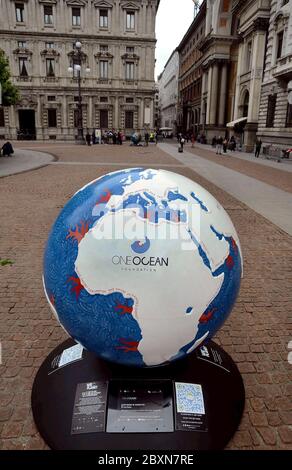 Milan, Italy. 08th June, 2020. Milan, As part of World Oceans Day, Inauguration of the Globo One Ocean Foundation, in Piazza della Scala, within the WePlanet project 100 Globi per environment (Maurizio Maule/Fotogramma, Milan - 2020-06-08) p.s. la foto e' utilizzabile nel rispetto del contesto in cui e' stata scattata, e senza intento diffamatorio del decoro delle persone rappresentate Credit: Independent Photo Agency Srl/Alamy Live News Stock Photo