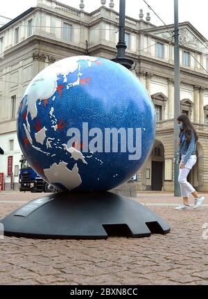 Milan, Italy. 08th June, 2020. Milan, As part of World Oceans Day, Inauguration of the Globo One Ocean Foundation, in Piazza della Scala, within the WePlanet project 100 Globi per environment (Maurizio Maule/Fotogramma, Milan - 2020-06-08) p.s. la foto e' utilizzabile nel rispetto del contesto in cui e' stata scattata, e senza intento diffamatorio del decoro delle persone rappresentate Credit: Independent Photo Agency Srl/Alamy Live News Stock Photo