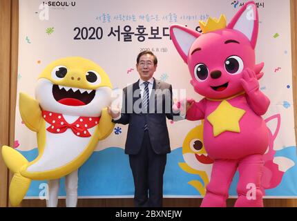 08th June, 2020. Baby Shark, Pinkfong named promotional envoys for Seoul  Popular characters -- the Baby Shark (L) and Pinkfong -- pose for a photo  with Seoul Mayor Park Won-soon during a