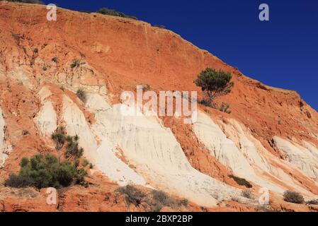 Portugal, Algarve, Albufeira, Olhos D'Agua Beach on Portugal's Atlantic Coast. Beautiful sandstone cliff formations. Stock Photo