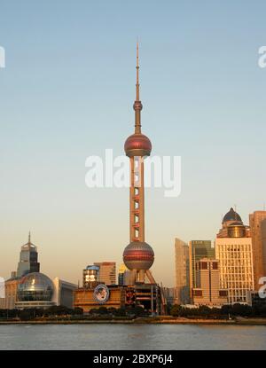 The business district of Lujiazui in Pudong, Shanghai, China. View of the Pearl Oriental Tower looking across the Huangpu River from the Bund. Stock Photo