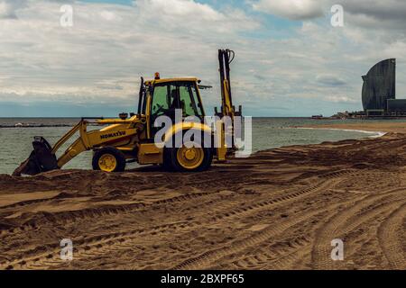 Barcelona, Spain. 8th June, 2020. Municipal workers fill sand at Barcelona's beach during the third phase of a gradual way to 'the new normal' rolling back a nearly seven weeks long nationwide strict lockdown due to the spread of the corona virus. Today Barcelona enters the third of four phases permitting the restricted reopening of bars, restaurants, gyms and the beaches for recreational swimming and sunbathing among other measures of ease. Credit: Matthias Oesterle/Alamy Live News Stock Photo