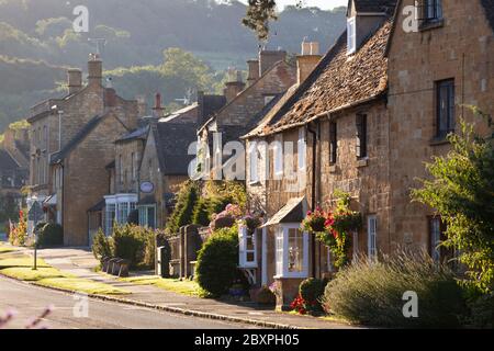 Traditional Cotswold cottages along the High Street, Broadway, Cotswolds, Worcestershire; England, United Kingdom Stock Photo