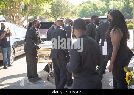 Houston, Texas, USA. 8th June, 2020. The casket of GEORGE FLOYD arrives at Fountain of Praise Church in Houston for the first of two memorial services before his burial on Tuesday. Floyd's death in Minneapolis two weeks ago has spawned hundreds of anti-racism protests worldwide. Credit: Bob Daemmrich/ZUMA Wire/Alamy Live News Stock Photo