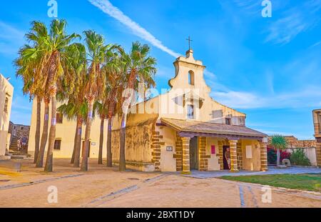 CADIZ, SPAIN - SEPTEMBER 23, 2019: The courtyard of Santa Catalina Castle with a view on the medieval chapel and tall palm trees, on September 23 in C Stock Photo