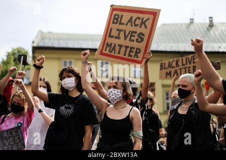 Cracow, Lesser Poland, Poland. 7th June, 2020. Protesters wearing facemasks are seen holding protest placards during the Balck Lives Matter Protest.Hundreds of young people took part in 'Black Lives Matter' protest in Cracow, the biggest city in southern Poland. They paid tribute to George Floyd and expressed their disapproval of police brutality and racism. Credit: Filip Radwanski/SOPA Images/ZUMA Wire/Alamy Live News Stock Photo
