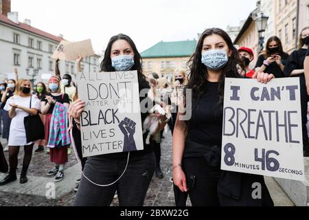 Cracow, Lesser Poland, Poland. 7th June, 2020. Protesters wearing facemasks, are seen hold protest placards during the Black Lives Matter protest.Hundreds of young people took part in 'Black Lives Matter' protest in Cracow, the biggest city in southern Poland. They paid tribute to George Floyd and expressed their disapproval of police brutality and racism. Credit: Filip Radwanski/SOPA Images/ZUMA Wire/Alamy Live News Stock Photo