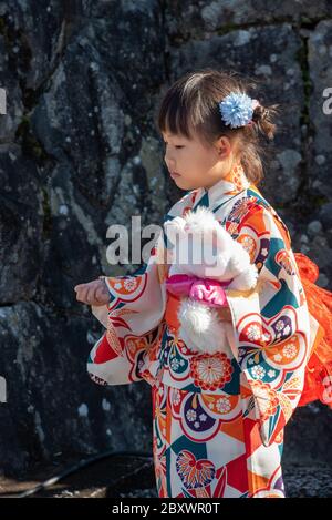 Una bambina giapponese che indossa il kimono tradizionale al tempio Kasuga  Taisha a Nara, Giappone Foto stock - Alamy