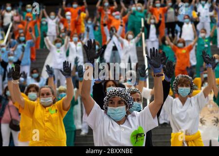 Madrid, Spain. 08th June, 2020. Madrid, Spain. June 8, 2020. Healthcare workers with their hands raised and painted black protest in Gregorio Marañon Hospital demanding a public healthcare system with more resources. Workers at public hospitals of Madrid are carrying out protests against the precariousness of their work. Madrid has entered today the Phase Two transition easing the lockdown to stop the spread of the coronavirus (COVID-19). Credit: Marcos del Mazo/Alamy Live News Stock Photo