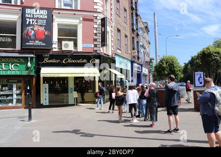 Dublin. 9th June, 2020. People line up outside a reopened chocolate cafe in Dublin, Ireland, June 8, 2020. More businesses and public amenities in Ireland reopened on Monday as the country entered the first day of what the government called Phase 2 in reopening society and business. Credit: Xinhua/Alamy Live News Stock Photo