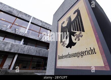 Karlsruhe, Germany. 09th June, 2020. The Federal Constitutional Court with a sign with a federal eagle and the lettering Federal Constitutional Court, taken before the Second Senate pronounced its verdict on a complaint by the AfD against Federal Interior Minister Horst Seehofer (CSU). According to the ruling, the AfD complaint against Seehofer was upheld. Credit: Uli Deck/dpa/Alamy Live News Stock Photo