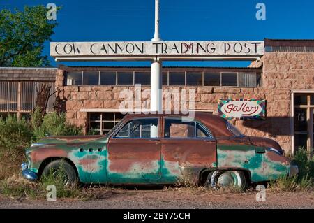Rusted 1950's Buick Eight vintage car at Cow Canyon Trading Post art gallery in Bluff, Utah, USA Stock Photo