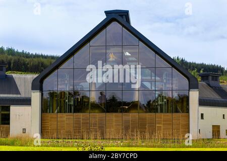 DALMUNACH WHISKY DISTILLERY CARRON MORAY SCOTLAND THE MAIN BUILDING AND COPPER STILLS Stock Photo