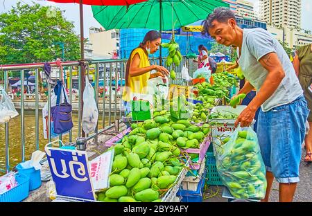 BANGKOK, THAILAND - MAY 13, 2019: The stalls of Mahanak Fruit Market with multiple boxes of mangoes, on May 13 in Bangkok Stock Photo